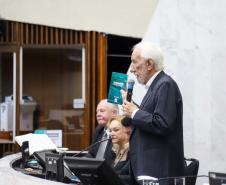 Darci Piana prestigia lançamento de livro que conta a história da política paranaense