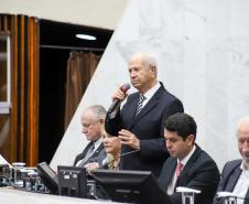 Darci Piana prestigia lançamento de livro que conta a história da política paranaense