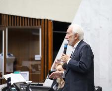 Darci Piana prestigia lançamento de livro que conta a história da política paranaense