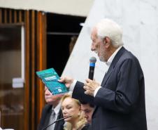 Darci Piana prestigia lançamento de livro que conta a história da política paranaense