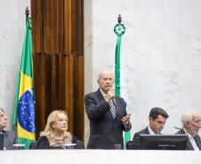 Darci Piana prestigia lançamento de livro que conta a história da política paranaense