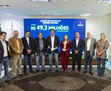 R$ 372 milhões: governador libera recursos para investimentos em 10 municípios