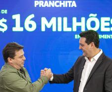 R$ 372 milhões: governador libera recursos para investimentos em 10 municípios