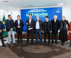 Ratinho Junior libera R$ 442 milhões para obras em 10 municípios do Paraná