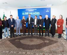 Ratinho Junior libera R$ 442 milhões para obras em 10 municípios do Paraná
