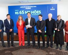 Ratinho Junior libera R$ 442 milhões para obras em 10 municípios do Paraná