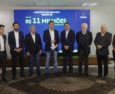 Governador libera R$ 350 milhões para obras e equipamentos em nove cidades