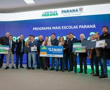 Ratinho Junior assina maior PPP da educação do Brasil para construir 40 colégios no Paraná