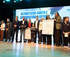 Alfabetiza Juntos: governador entrega prêmios a escolas municipais com melhores resultados