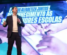 Alfabetiza Juntos: governador entrega prêmios a escolas municipais com melhores resultados