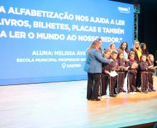 Alfabetiza Juntos: governador entrega prêmios a escolas municipais com melhores resultados
