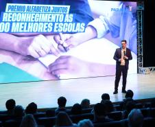 Alfabetiza Juntos: governador entrega prêmios a escolas municipais com melhores resultados