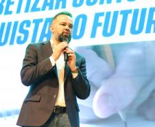 Alfabetiza Juntos: governador entrega prêmios a escolas municipais com melhores resultados