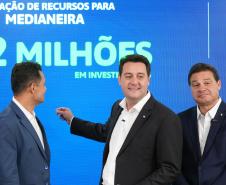 Ratinho Junior confirma mais de R$ 453 milhões para obras em 11 municípios