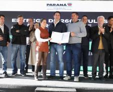 Governador entrega títulos de propriedade a 260 famílias dos Campos Gerais e da RMC