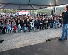 Governador entrega títulos de propriedade a 260 famílias dos Campos Gerais e da RMC