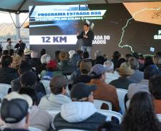 Governador entrega títulos de propriedade a 260 famílias dos Campos Gerais e da RMC