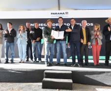 Governador entrega títulos de propriedade a 260 famílias dos Campos Gerais e da RMC