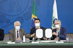 No lançamento, Banco do Agricultor Paranaense formaliza primeiros financiamentos