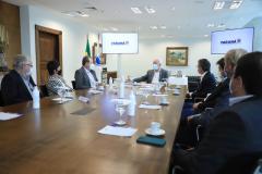 Estado recebe doação de 500 livros sobre plantio direto para os cursos de Agronomia
