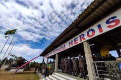 O governador Carlos Massa Ratinho Junior participou nesta quarta-feira (28), no Forte do Pinheirinho, em Curitiba, da cerimônia de troca de comando da 5ª Divisão do Exército (5ª DE). Depois de dois anos à frente da Divisão, que atende os estados do Paraná e de Santa Catarina, o general Carlos José Russo Assumpção Penteado passou o comando ao general Fábio Benvenutti Castro, que até então ocupava o posto de chefe do gabinete do comandante do Exército Brasileiro, em Brasília.  Na cerimônia, Ratinho Junior des