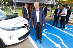 Palácio Iguaçu recebe posto para abastecer com energia solar os veículos elétricos da frota do Estado