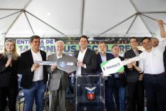 Governador entrega 144 ônibus escolares a 121 municípios paranaenses
