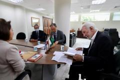 Vice-governador recebe livro que narra 50  anos da relação de irmandade entre Paraná e Hyogo, no Japão