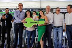 Com apoio do Estado, 200 moradores de Maringá ganham as chaves da casa própria