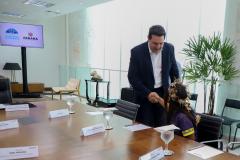 Governador recebe 1ª aluna indígena selecionada para o programa Ganhando o Mundo