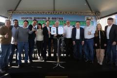 Estado libera R$ 12 milhões para 1º hospital de Imbituva e entrega matrículas de 171 casas