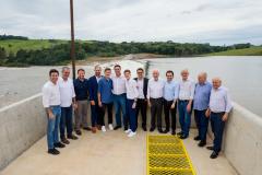 O governador Carlos Massa Ratinho Junior participou nesta sexta-feira (13) da inauguração da Pequena Central Hidrelétrica (PCH) Tito, em Clevelândia, na região Sudoeste do Paraná. A unidade, que fica às margens do Rio Chopim, tem capacidade instalada de 30 Megawatts, que é suficiente para atender cerca de 75 mil residências.  A PCH Tito é fruto de um investimento privado de cerca de R$ 240 milhões feito pela família Carraro, que também atua na região na produção de papel. Entre obras e operação da central, 