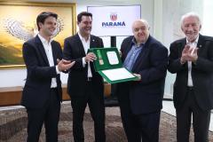 Governador Ratinho Junior recebe a medalha da Ordem Municipal da Luz dos Pinhais
