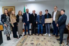 Parananese que vai representar Brasil em Olimpíada de IA ganha notebook e conta trajetória