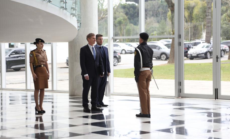 O vice-governador Darci Piana recebe o embaixador da Nova Zelândia, Chris Langley