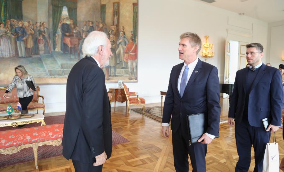 O vice-governador Darci Piana recebe o embaixador da Nova Zelândia, Chris Langley