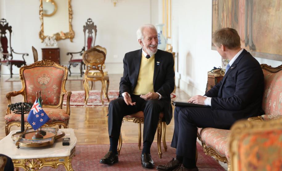 O vice-governador Darci Piana recebe o embaixador da Nova Zelândia, Chris Langley