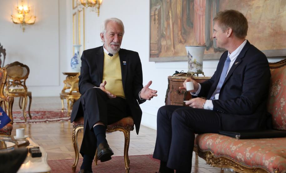 O vice-governador Darci Piana recebe o embaixador da Nova Zelândia, Chris Langley