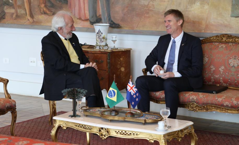 O vice-governador Darci Piana recebe o embaixador da Nova Zelândia, Chris Langley