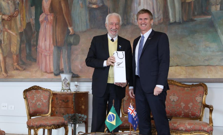 O vice-governador Darci Piana recebe o embaixador da Nova Zelândia, Chris Langley