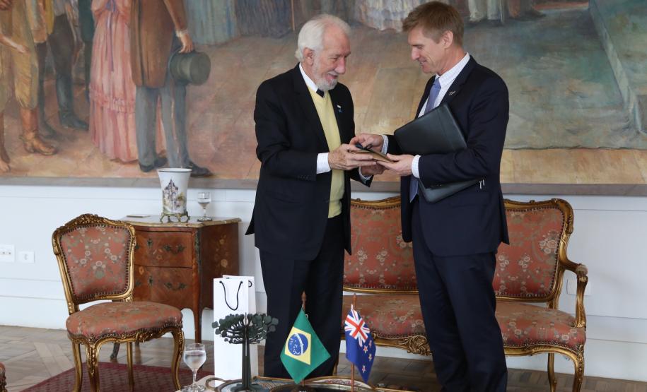 O vice-governador Darci Piana recebe o embaixador da Nova Zelândia, Chris Langley