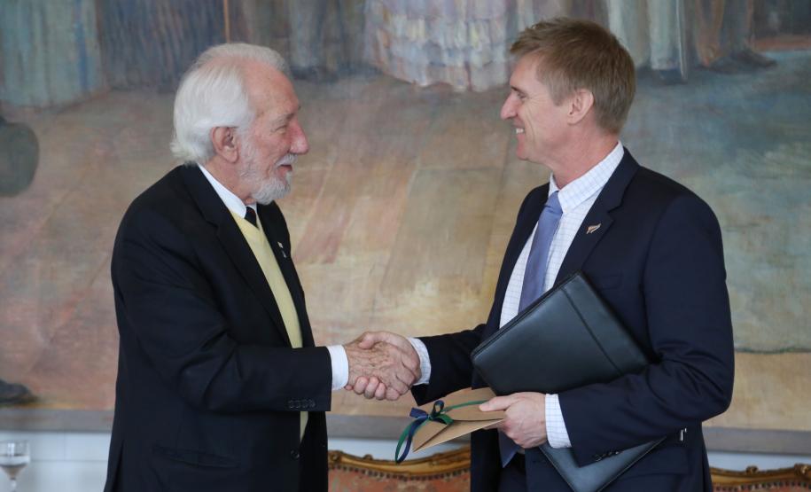 O vice-governador Darci Piana recebe o embaixador da Nova Zelândia, Chris Langley