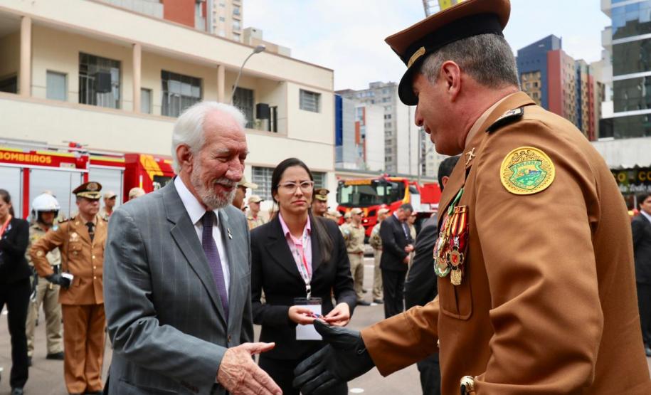 Corpo de Bombeiros condecora Piana
