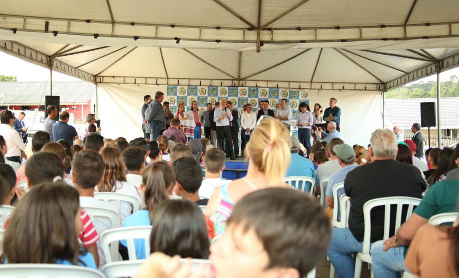 Famílias de Rio Azul recebem as chaves da casa própria