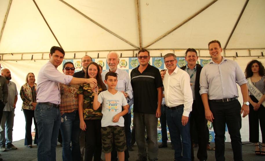 Famílias de Rio Azul recebem as chaves da casa própria