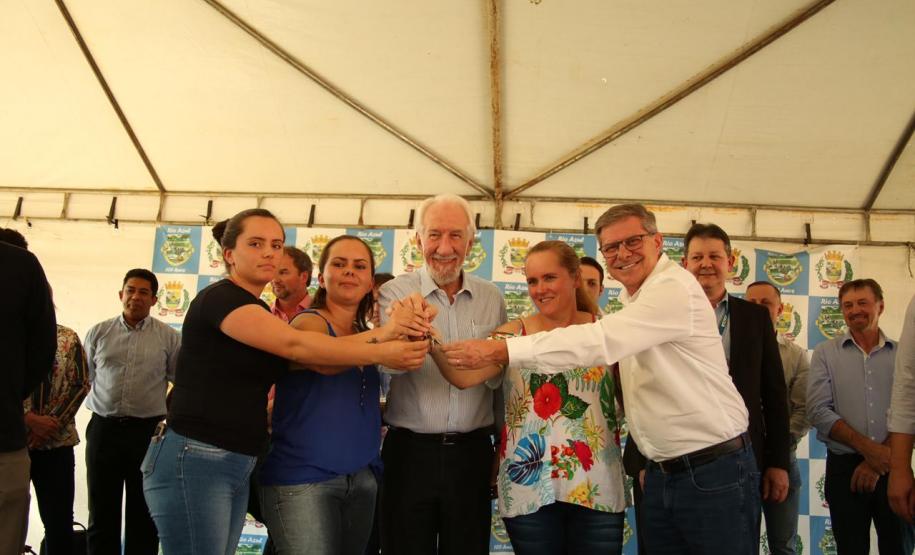 Famílias de Rio Azul recebem as chaves da casa própria