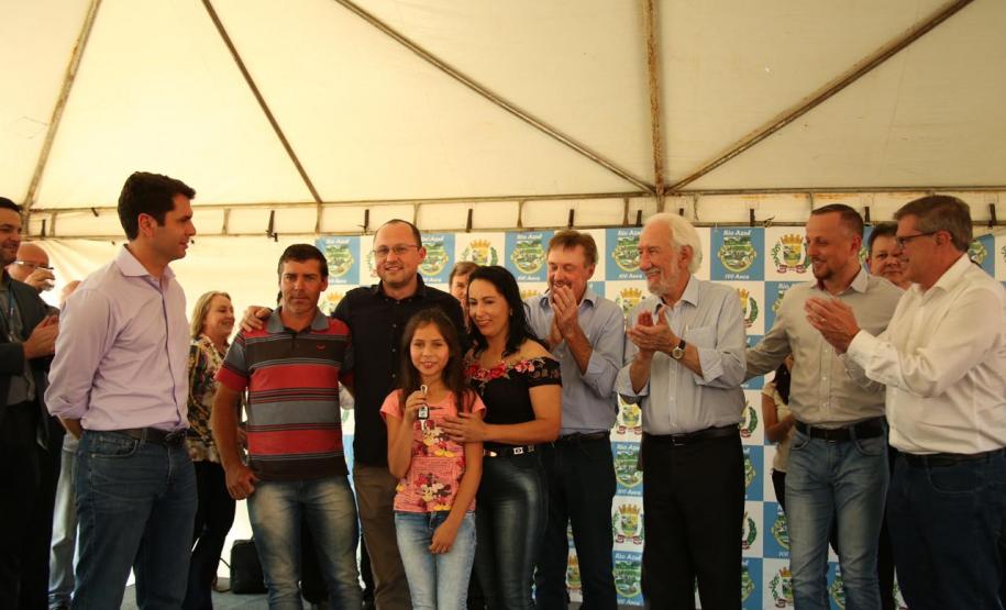 Famílias de Rio Azul recebem as chaves da casa própria