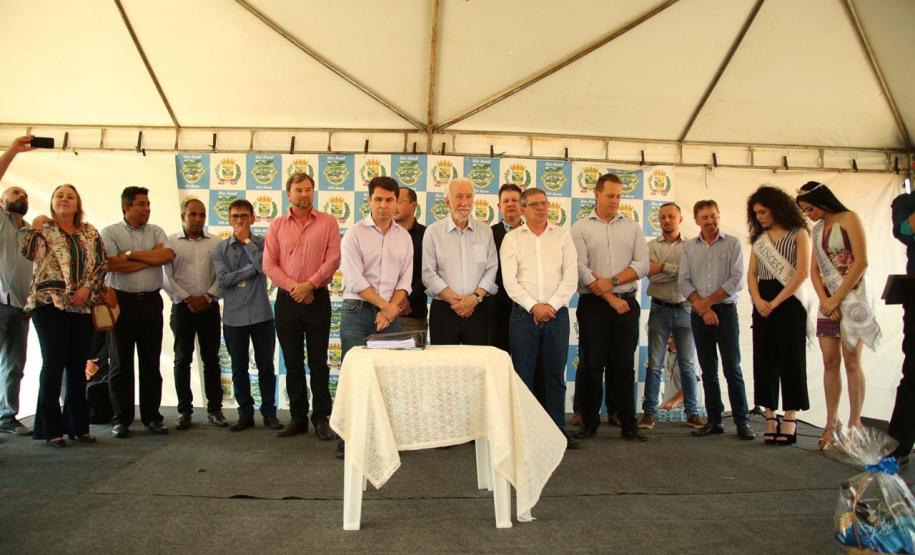 Famílias de Rio Azul recebem as chaves da casa própria