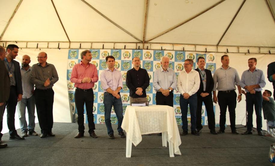 Famílias de Rio Azul recebem as chaves da casa própria