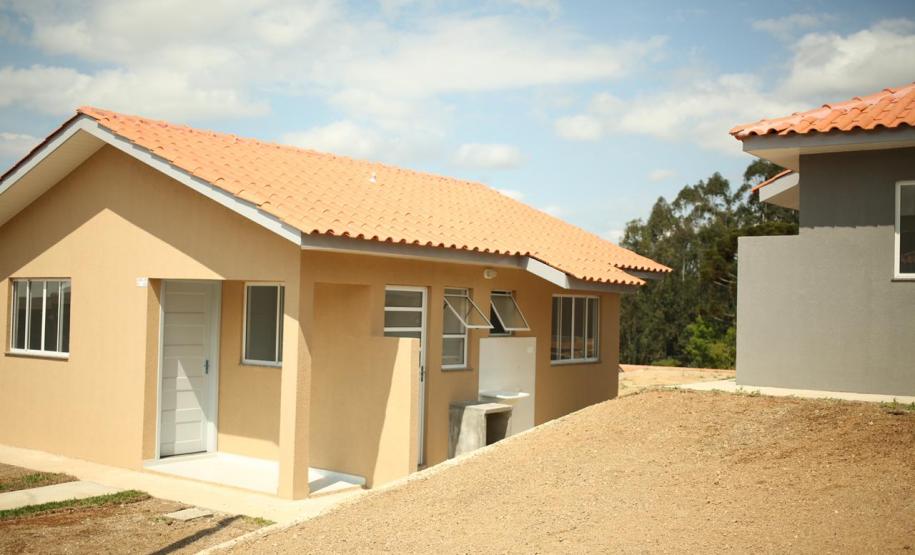 Famílias de Rio Azul recebem as chaves da casa própria